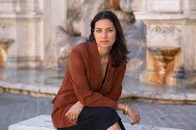 Arada Bir Yerde: Jhumpa Lahiri’nin Hayatı, Dili ve İki&nbsp;Öyküsü